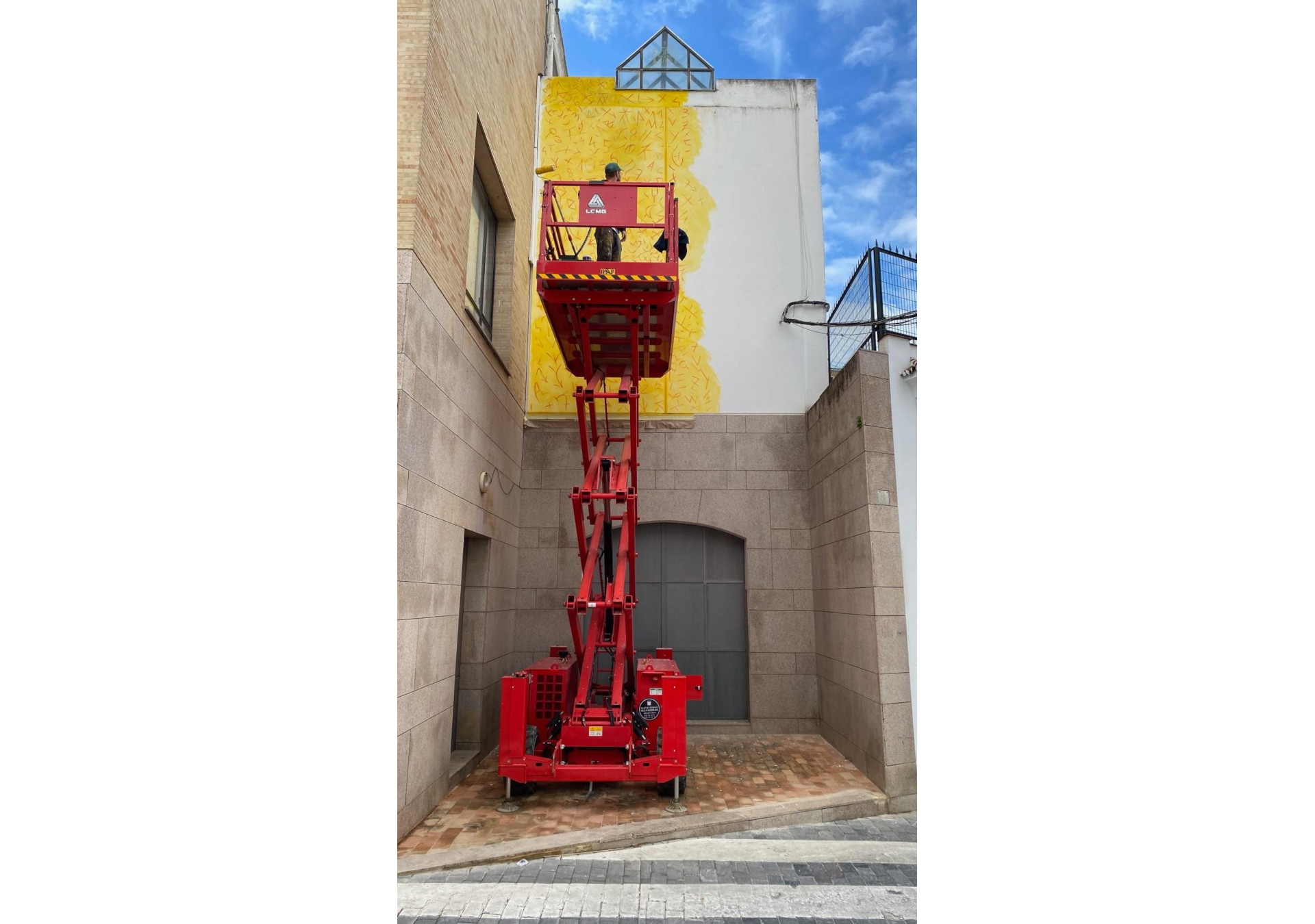 fresque murale réalisée en Espagne à Baena qui représente un personnage dans un paysage rocailleux surréaliste et entouré d'oiseaux.